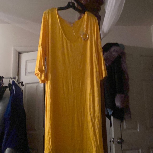 Yellow dress with chain attached - Picture 1 of 4